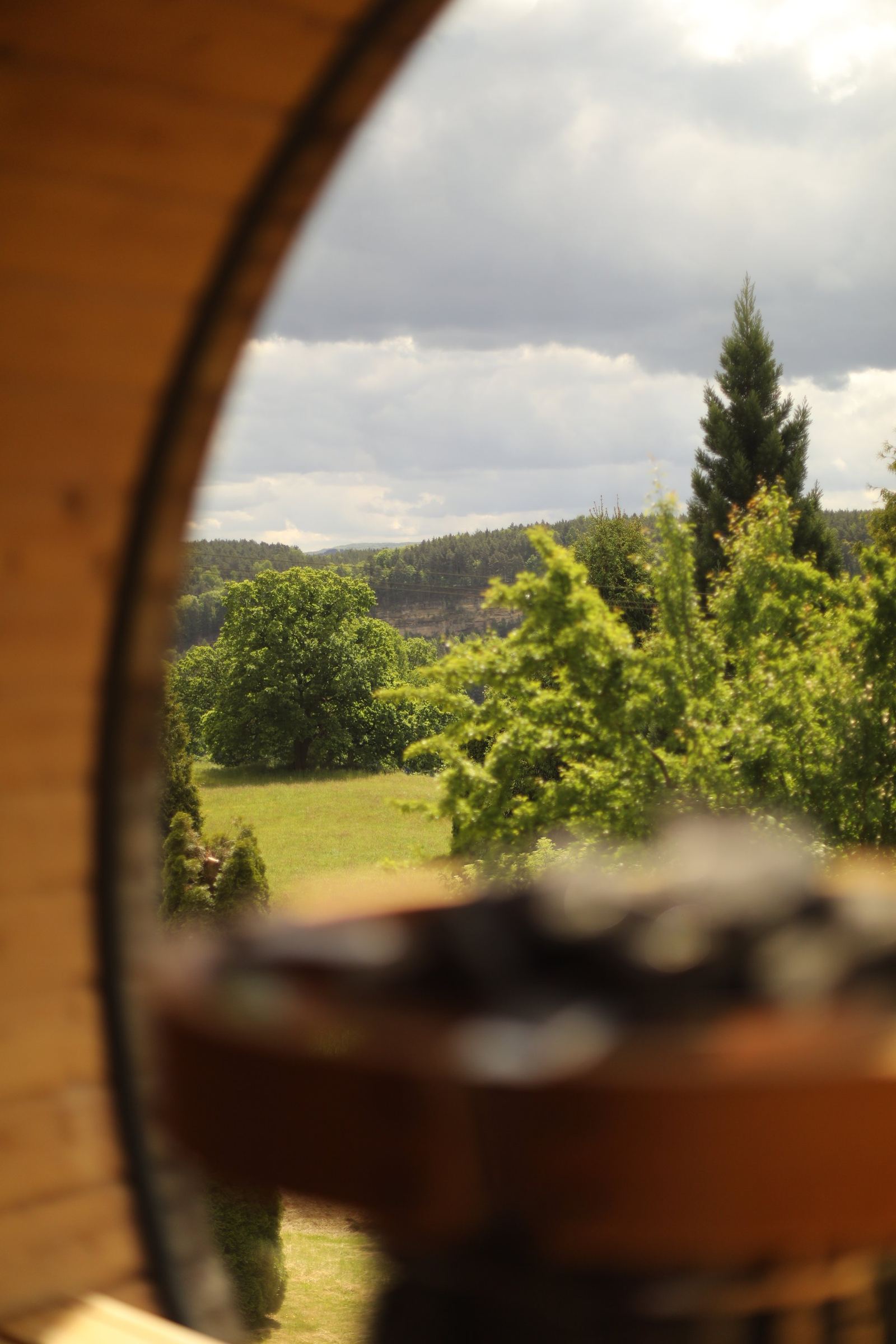 Panorama-Fasssauna mit Blick ins Elbtal